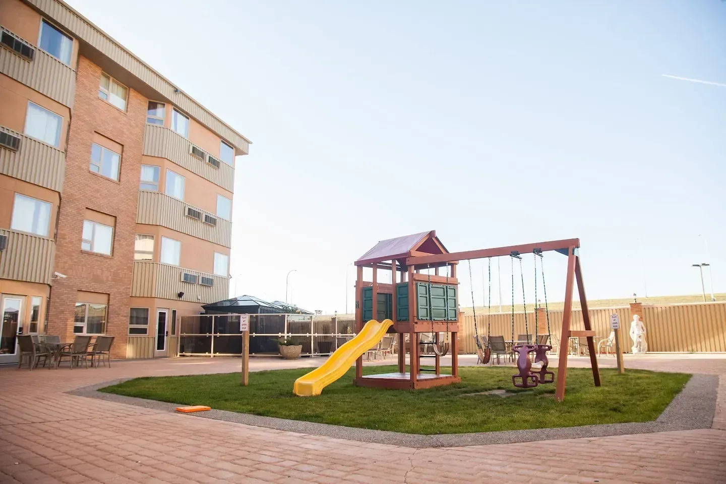 Medicine Hat Lodge, Trademark Collection by Wyndham, Medicine Hat — the brick lodge buildings with a courtyard in front